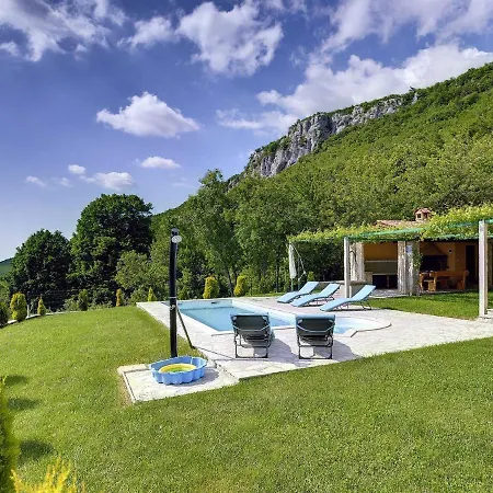 Villa Spacious With Pool In Lupoglav *