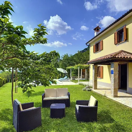 Spacious With Pool In Lupoglav Dolenja Vas