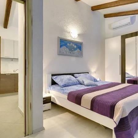 Spacious With Pool In Lupoglav *
