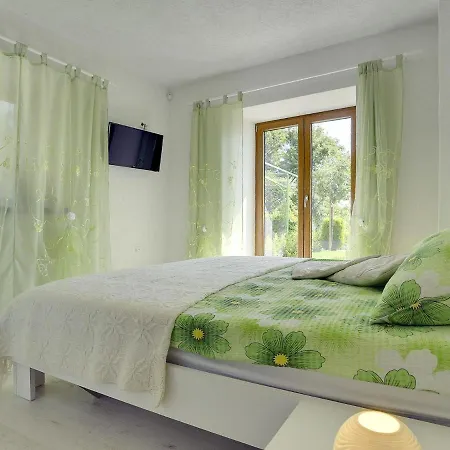 Villa Spacious With Pool In Lupoglav *