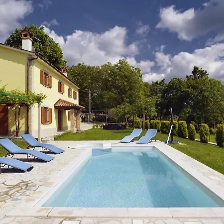 Villa Spacious With Pool In Lupoglav *
