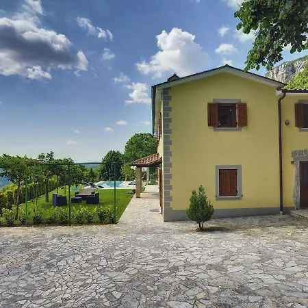 Spacious With Pool In Lupoglav Dolenja Vas