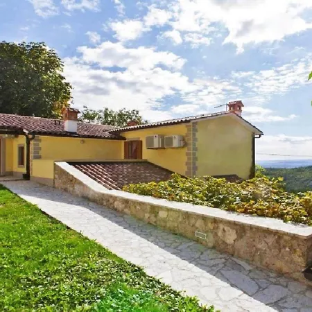 Villa Spacious With Pool In Lupoglav