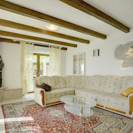 Spacious With Pool In Lupoglav